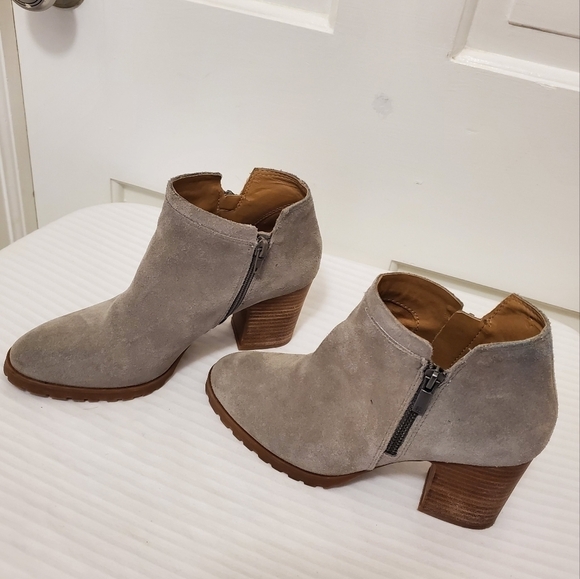 EC Lucky Brand Noryn Gray Suede Booties Side zip Close Size 7.5, Lugsole - Picture 1 of 13